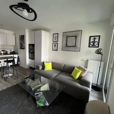 Appartement Avec Son Jardin D'Hiver Poissy Exterior foto