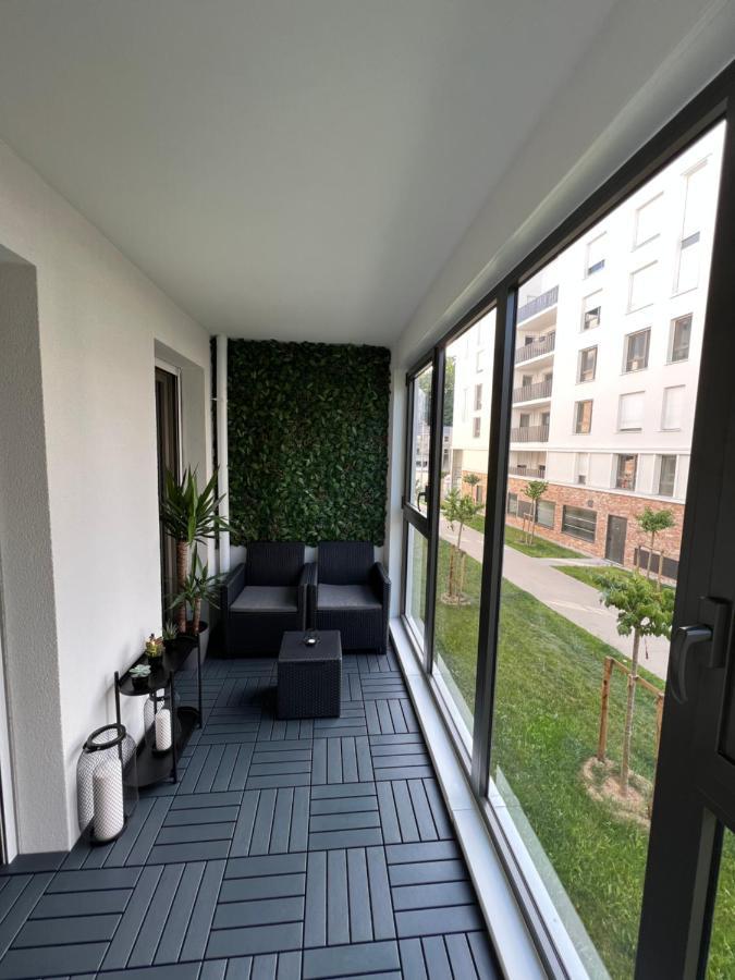 Appartement Avec Son Jardin D'Hiver Poissy Exterior foto